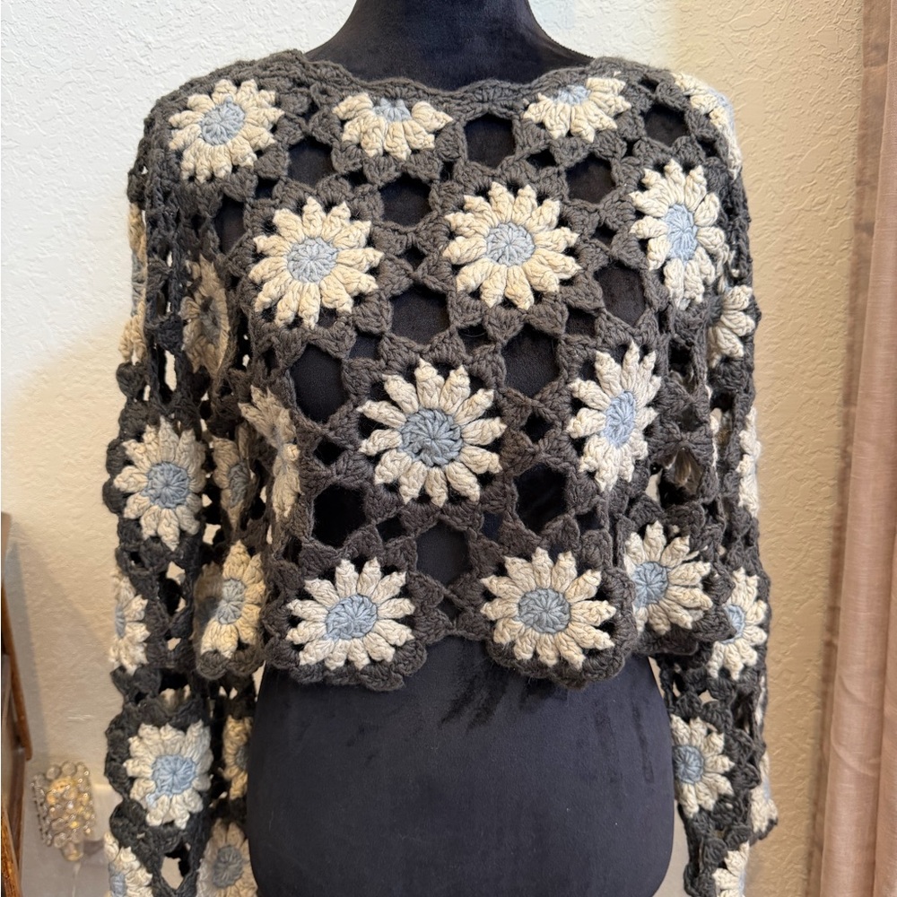 Storia Floral Crochet Crop Sweater - Black, Cream, Gray